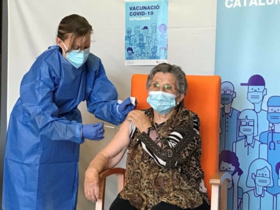 Leocàdia receiving a second dose of the Pfizer vaccine in La Pobla de Segur on January 17, 2021 (Courtesy of the Catalan health department)